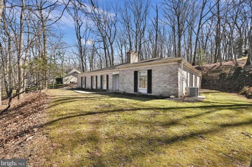 19 Edgehill Rd, Swatara PA  17033-2506 exterior