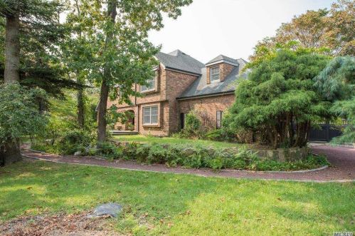 1 Bayberry Rd, Islip Manor, NY 11751-4915