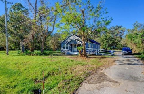 2122 Columbia Dr, West Columbia, TX 77486-3618