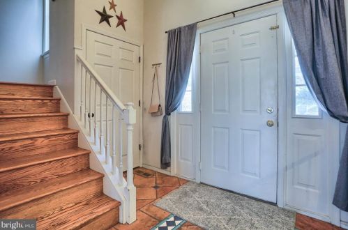561 Cook Ct, Hummelstown, PA 17036-9157