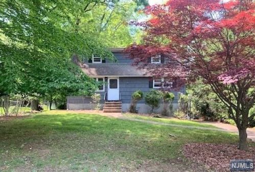 17 Iroquois Ave, Oakland, NJ 07436-3718