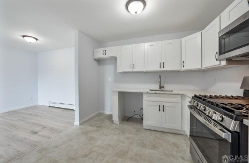 528 Cricket Ln, Woodbridge, NJ 07095-1538