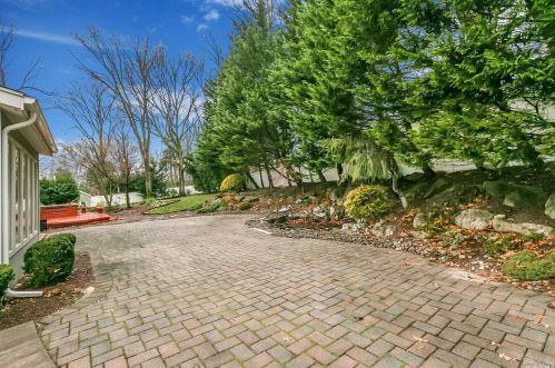 22 Stonywell Ct, Huntington Station NY  11746-5423 exterior