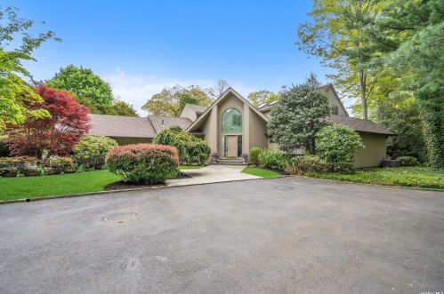 3 Meadowbrook Ln, Westbury, NY 11568-1111