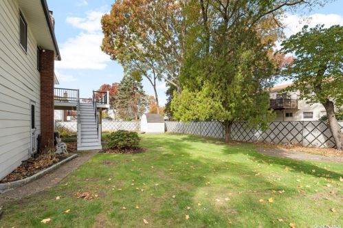 223 Essex St, Babylon NY  11704-2025 exterior
