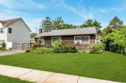 24 Washington Ave, West Sayville, NY 11796-1605