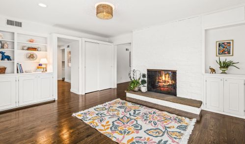 7705 Lake Dr, Milwaukee WI  53217-2910 exterior