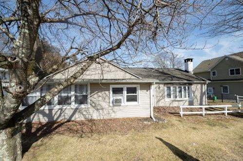 2 Brisman Dr, Thiells NY  10984-1439 exterior