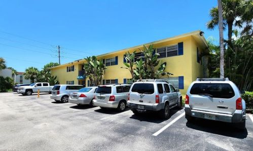4290 Gulfstream Dr, Naples FL  34112-6827 exterior