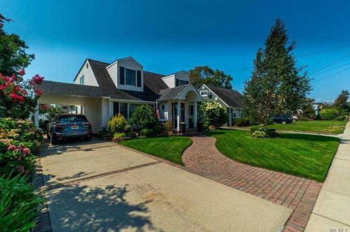 77 Evans Ave, Rockville Centre, NY 11572-4013