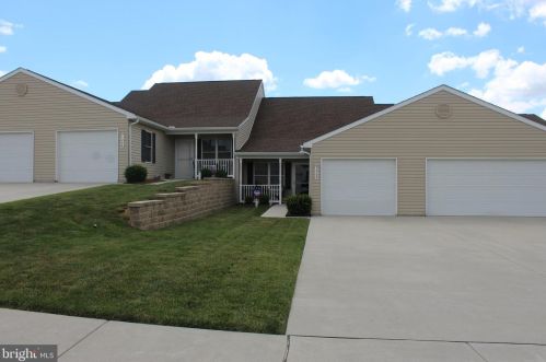 1262 Village Dr, Spring Grove PA  17362-8583 exterior