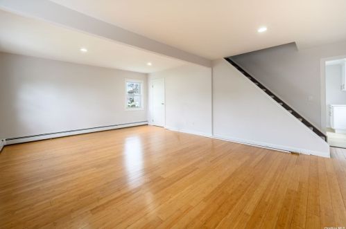 212 5 St, North Lindenhurst NY 11757-4628 exterior