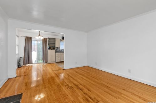 2 Oak Dr, New Hyde Park NY  11040-3315 exterior