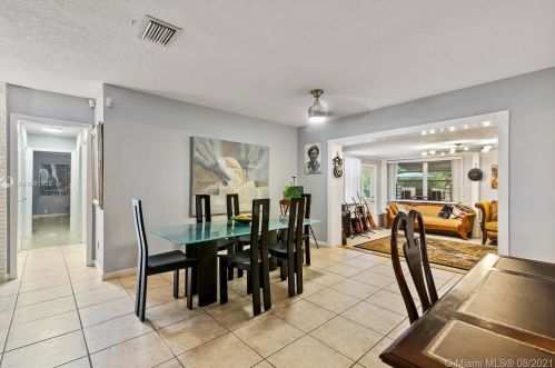 1961 56th Way, Hollywood FL  33021-3813 exterior