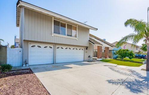6124 Lawrence St, Cypress, CA 90630-3940
