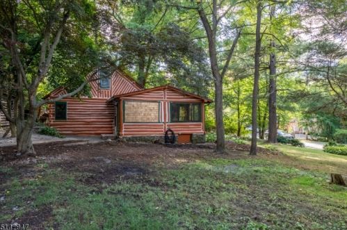 112 Pinecliff Lake Dr, West Milford Lakes NJ  07480-1378 exterior