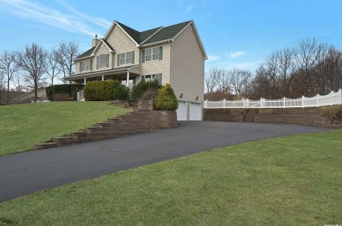 4 Savanna Cir, Mount Sinai, NY 11766-1616
