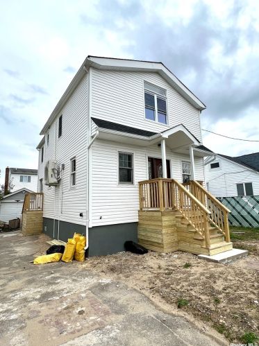 71 Kissimee Rd, North Lindenhurst, NY 11757-6816