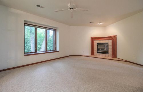 100 Oxford Ln, Cambridge, WI 53523-9129