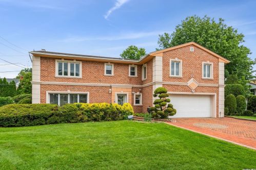 134 Old Courthouse Rd, New Hyde Park NY  11040-1227 exterior