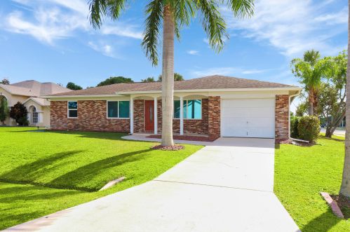 302 Lancaster Ave, Fort Pierce, FL 34984-4771