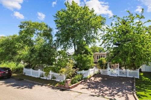 2497 Riverside Ave, Seaford, NY 11783-3150