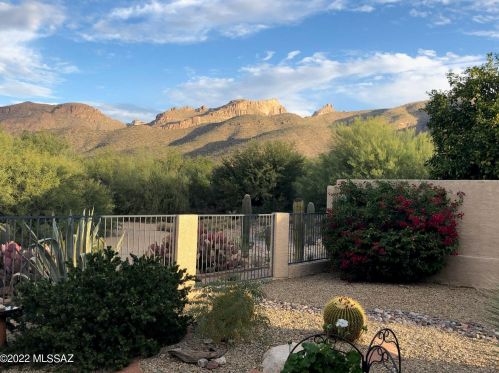 4895 Sabino Springs Dr, Tucson, AZ 85749-7169