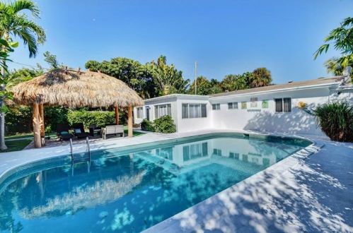 10 Swinton Cir, Delray Beach FL  33444-4256 exterior