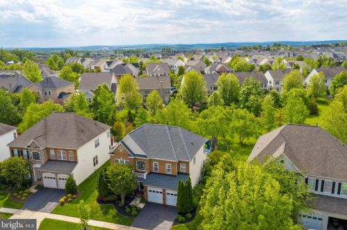 19277 Crk Fld Cir, Leesburg VA  20176-1621 exterior