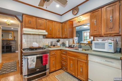 55 Demarest Ave, Oakland NJ  07436-2603 exterior