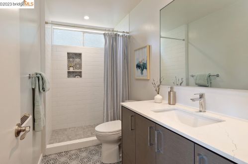 6361 Ascot Dr, Oakland CA 94611-1710 exterior