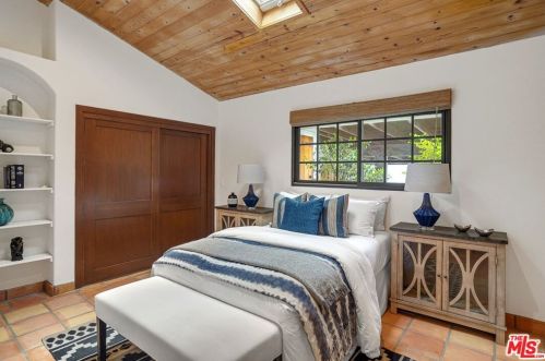 1719 Oak Dr, Topanga CA  90290-4025 exterior