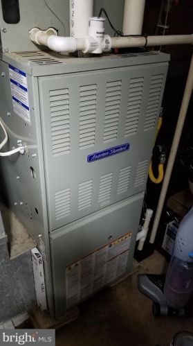 3 Dewar Dr, Trenton NJ 08620-2435 exterior