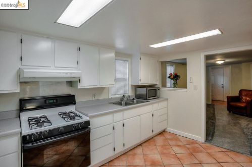 3241 Hollis St, Oakland CA 94608-2514 exterior