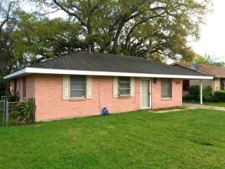 2521 Cardinal Dr, Marrero, LA 70072-5702