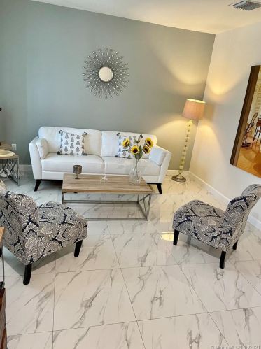 9291 32nd Ln, Hialeah, FL 33018-1703