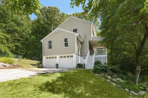 52 Columbine Dr, Bridgeport, CT 06611-4603