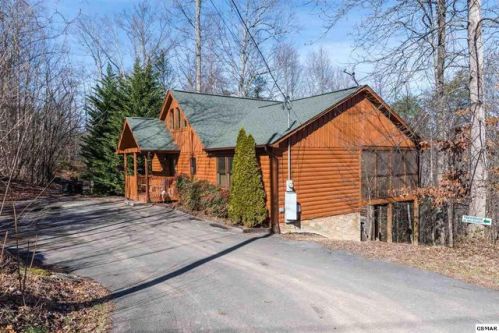 1105 Oak Ct, Gatlinburg, TN 37738-5524
