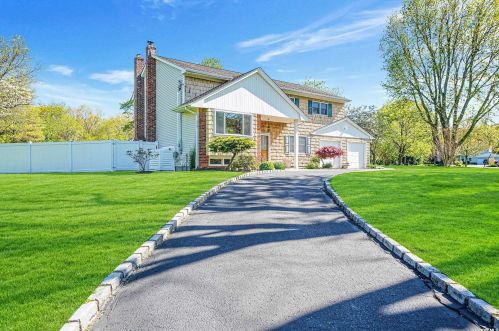 7 Acre Ln, Huntington Station, NY 11747-1801