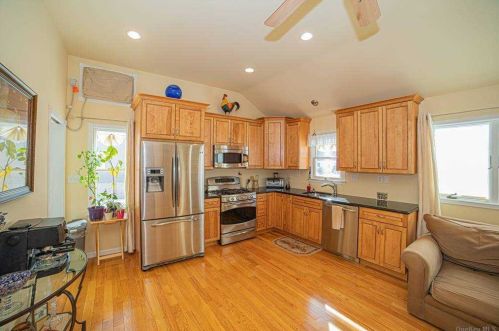 462 Putnam Ave, North Lindenhurst, NY 11757-3927