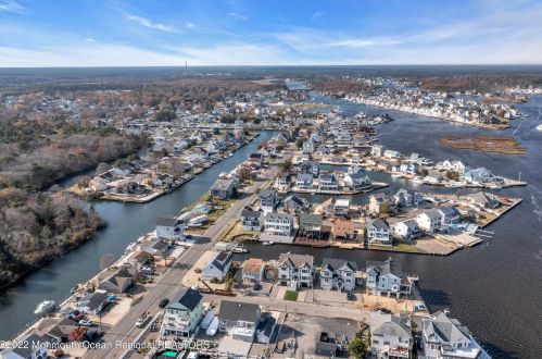 1217 Niihau Dr, Lacey NJ  08731-4702 exterior