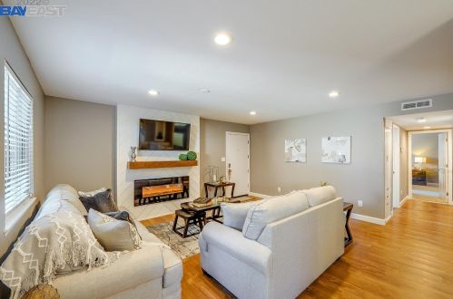 155 La Crosse Dr, Morgan Hill, CA 95037-5627