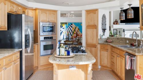 154 Navajo Ln, Topanga CA  90290-4451 exterior