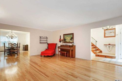 17 Middle Rd, Blue Point, NY 11715-1926