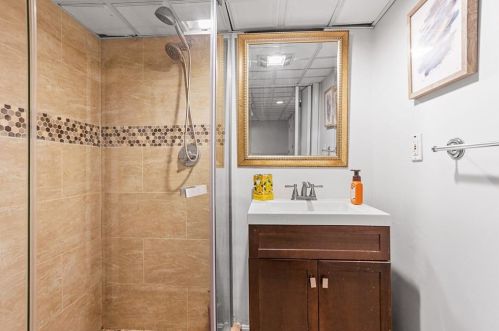 42 Pelham Pkwy, North Providence RI  02911-2915 exterior