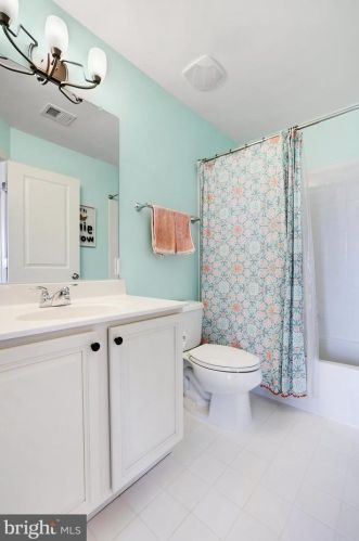 9193 Lake Preston Ct, Bristow VA  20136-6170 exterior