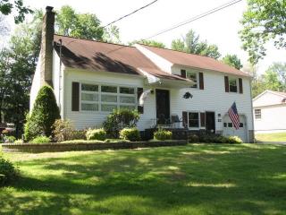 54 Woodside Dr, Schenectady, NY 12302-5326