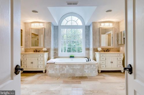 10108 Nedra Dr, Great Falls VA  22066-2835 exterior