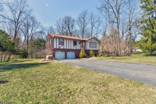 115 Kakeout Rd, Kinnelon, NJ 07405-1948