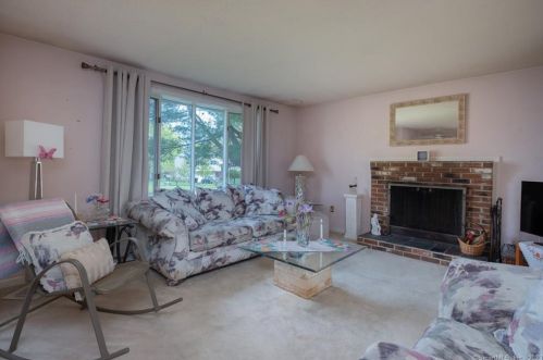 38 Pieper Dr, Wallingford CT  06492-2016 exterior